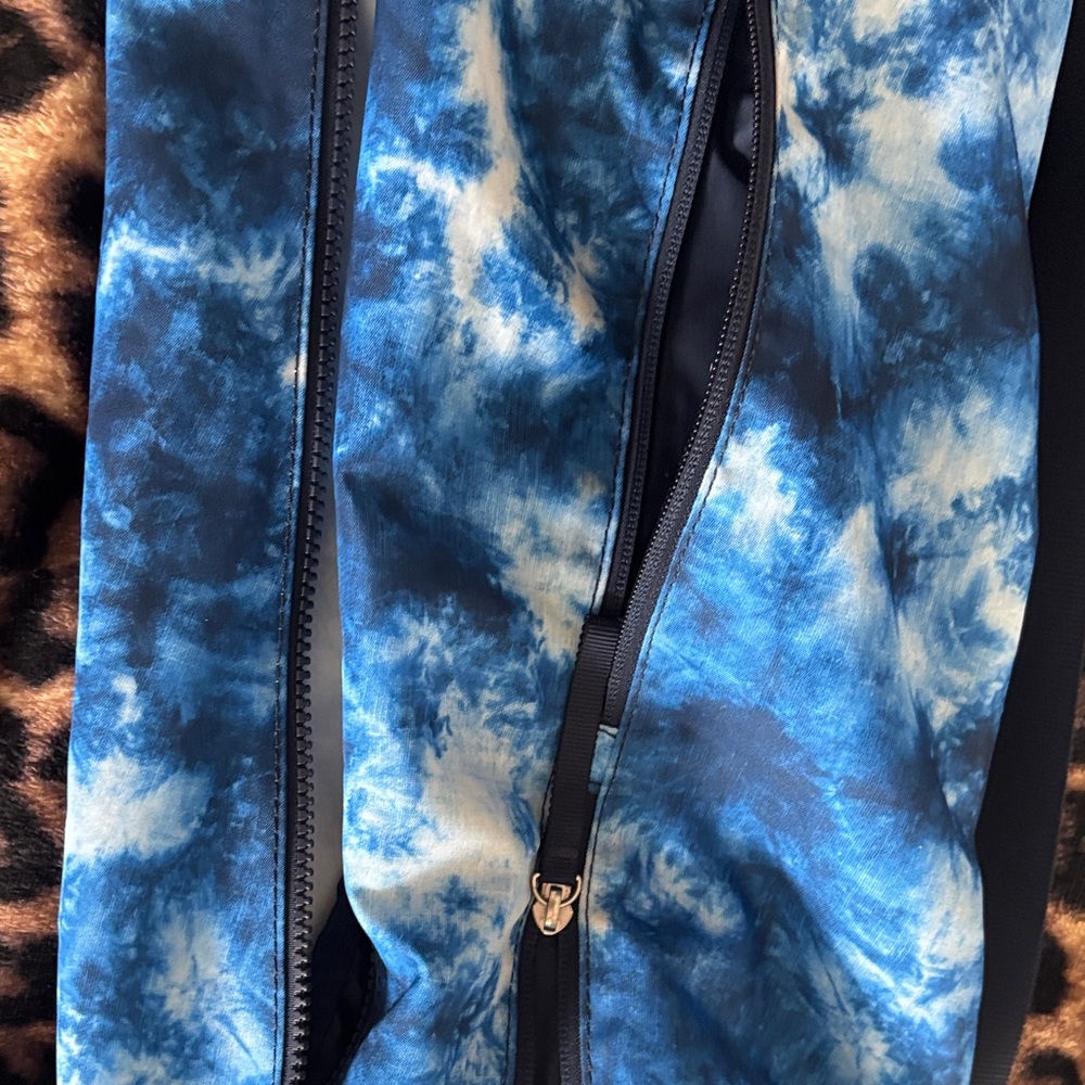 Lululemon Athletica Blue Tie-Dye yoga mat Sling Bag with many utility pockets - Picture 8 of 8